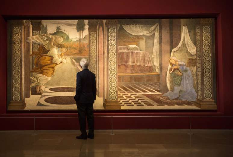 Diretor de museu observa afresco do pintor renascentista Sandro Botticelli em Israel
17/09/2013
REUTERS/Baz Ratner