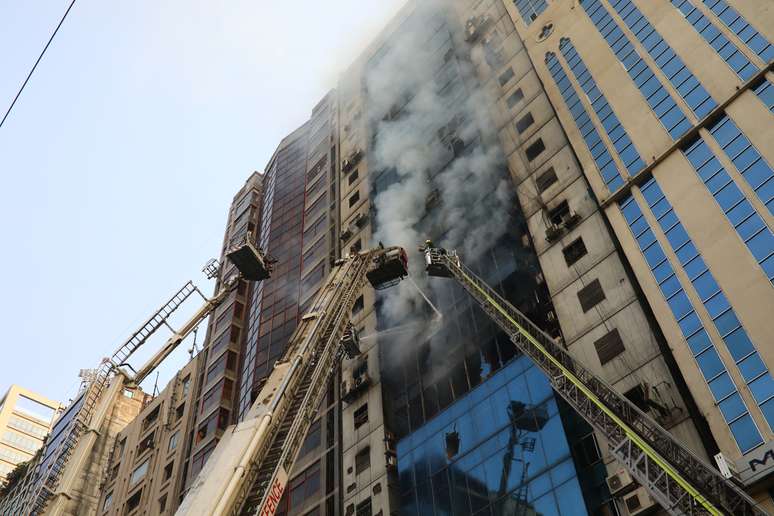 Bombeiros tentam apagar incêndio em edifício comercial em Daca, Bangladesh
28/03/2019
REUTERS/Mohammad Ponir Hossain