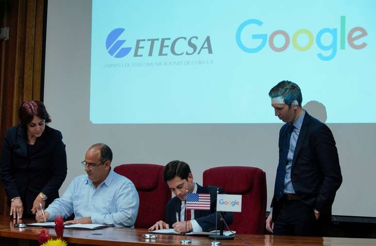 Diretor de estrat&eacute;gia e opera&ccedil;&otilde;es do Google em Cuba, Brett Perlmutter, e vice-presidente de investimento da Etecsa, Luis Adolfo Reyes, assinam documentos em Havana. 28/03/2019. REUTERS/Alexandre Meneghini.