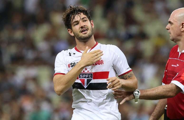 Alexandre Pato defendeu o São Paulo entre 2014 e 2015 (Foto: Rubens Chiri/São Paulo)