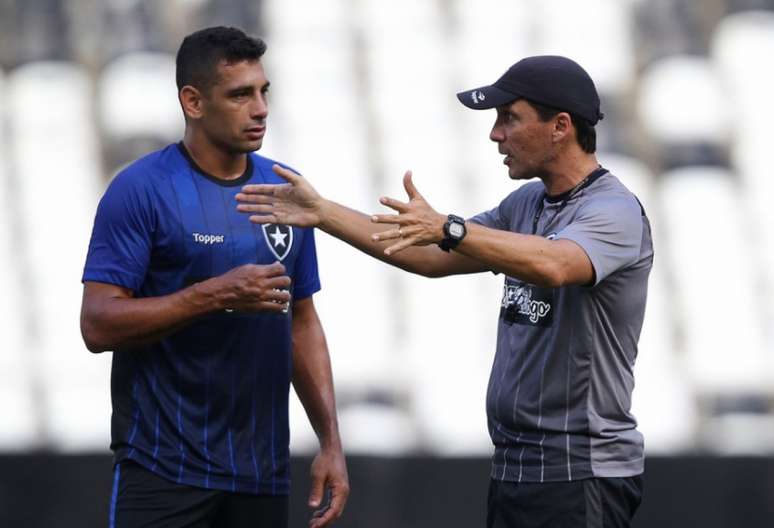 Diego Souza conversa com Zé Ricardo durante um treino no Nilton Santos (Foto: Vítor Silva/SSPress/Botafogo)