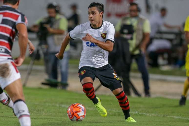 Alisson Farias se destaca no Sport (Foto: Carlos Ezequiel/Agência Futpress)