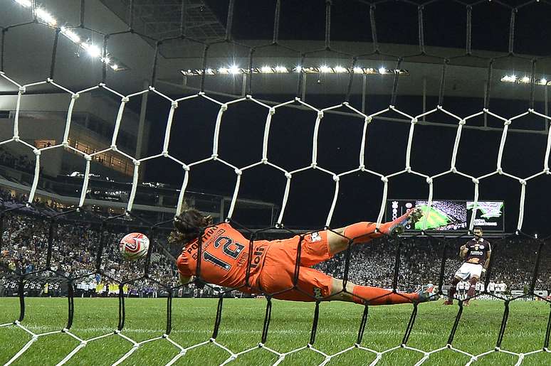 O goleiro Cássio, do Corinthians, defende pênalti em partida contra a Ferroviária pelas quartas de final do Campeonato Paulista