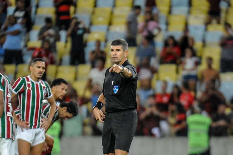 O árbitro Marcelo de Lima Henrique no jogo entre Flamengo e Fluminense