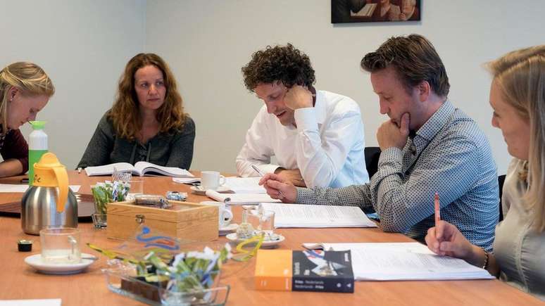 Fique pelo menos metade de sua hora longe dos livros e v&iacute;deos e pratique com um falante nativo ou algu&eacute;m fluente no idioma