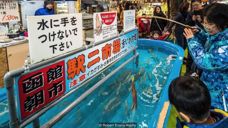 Em alguns restaurantes e mercados, os clientes são convidados a escolher o peixe em um tanque e a assistir ao preparo