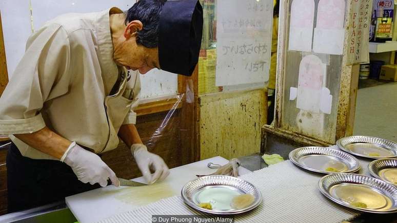 O 'ikizukuri' prevê fatiar a lula ainda viva como sashimi, enquanto o 'katsu ika odori don' corta a cabeça da lula, que é servida com macarrão ou arroz