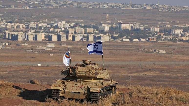 Foto de 2017 mostra uma bandeira de Israel sobre tanque nas Colinas de Golã, com vista para a fronteira com a Síria; Brasil alterou posicionamento histórico sobre disputa