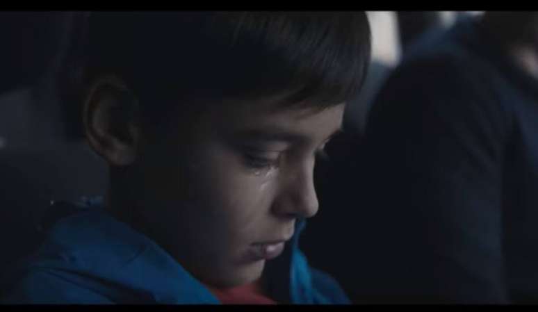 Cena do vídeo da campanha 'Boys Don't Cry', em que menino fica constrangido diante da valentia e masculinidade tóxica do pai.