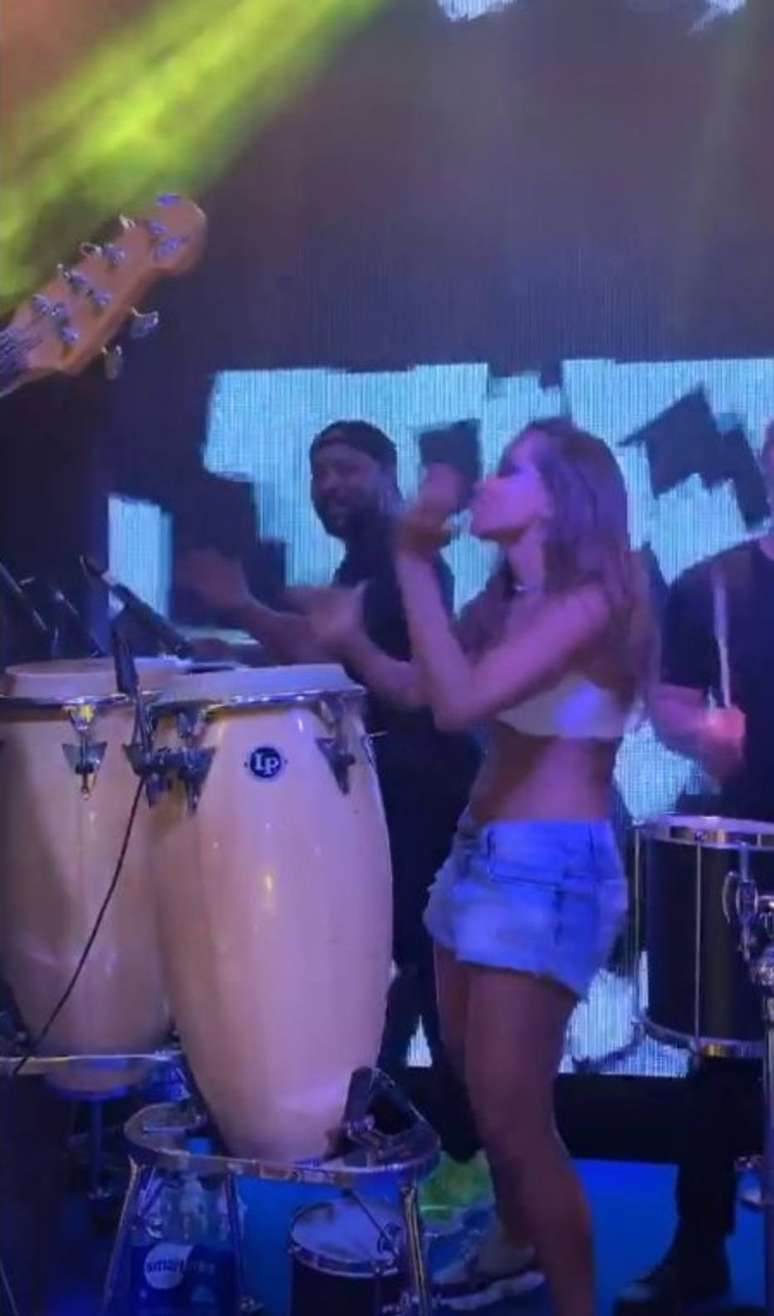 Anitta toca e canta na própria festa de 26 anos.