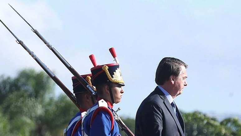 Jair Bolsonaro durante hasteamento da bandeira no Palácio da Alvorada