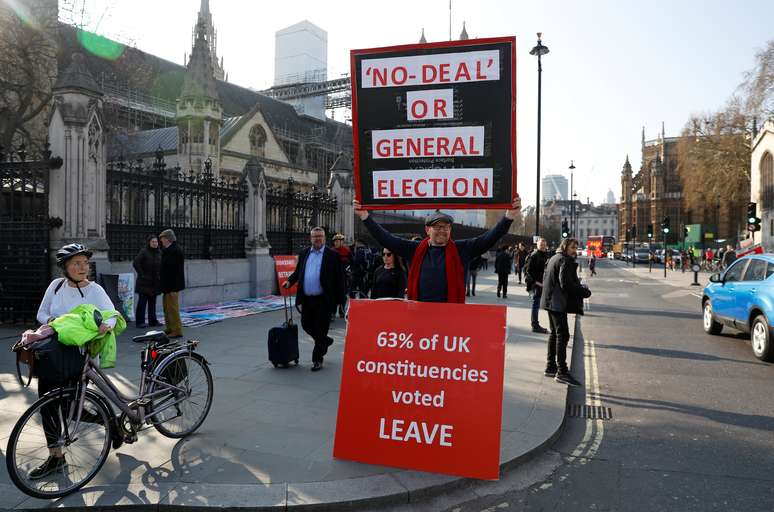 Manifestante protesta a favor do Brexit do lado de fora do Parlamento britânico, em Londres
29/03/2019
REUTERS/Peter Nicholls