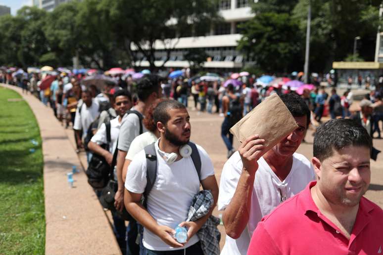 Pessoas em fila para vagas de emprego em São Paulo 
26/03/2019
REUTERS/Amanda Perobelli