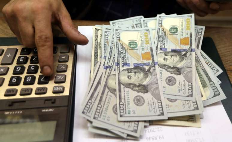 Funcionário de casa de câmbio conta notas de dólar
20/03/2019
REUTERS/Mohamed Abd El Ghany