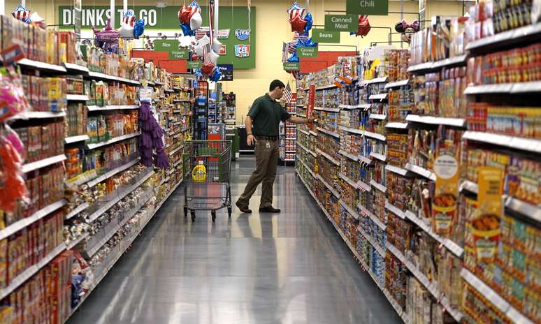 Consumidor faz compras em supermercado em Bentonville, nos Estados Unidos
04/06/2015
REUTERS/Rick Wilking