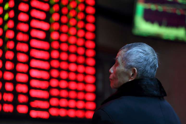 Homem observa painel eletrônico de ações em Nanjing, China
12/02/2019
REUTERS/Stringer