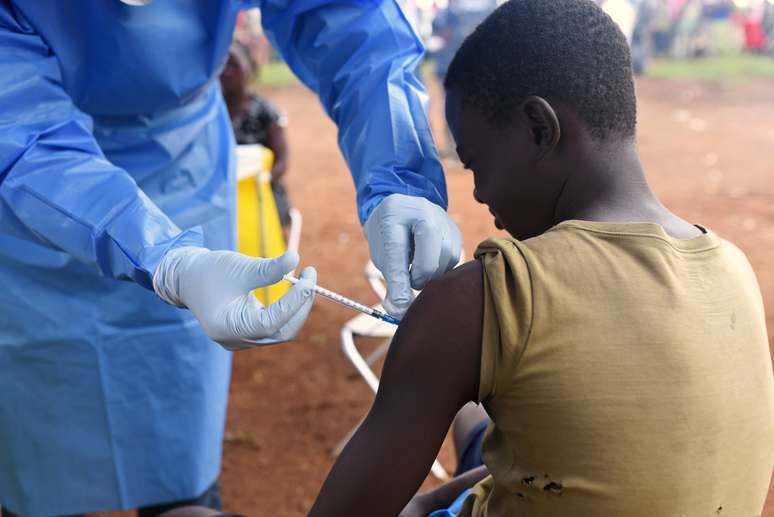 Agente de saúde congolês aplica vacina contra o Ebola em menino
18/08/2018
REUTERS/Olivia Acland
