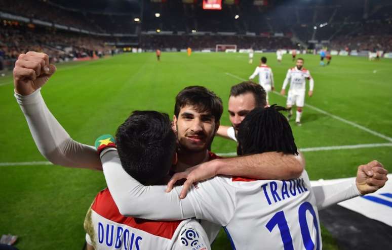 Jogadores do Lyon comemoram o gol de Terrier (Foto: AFP)