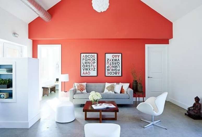 13- A cor salmão da parede realça a decoração moderna do ambiente. Fonte: Blog MontaCasa