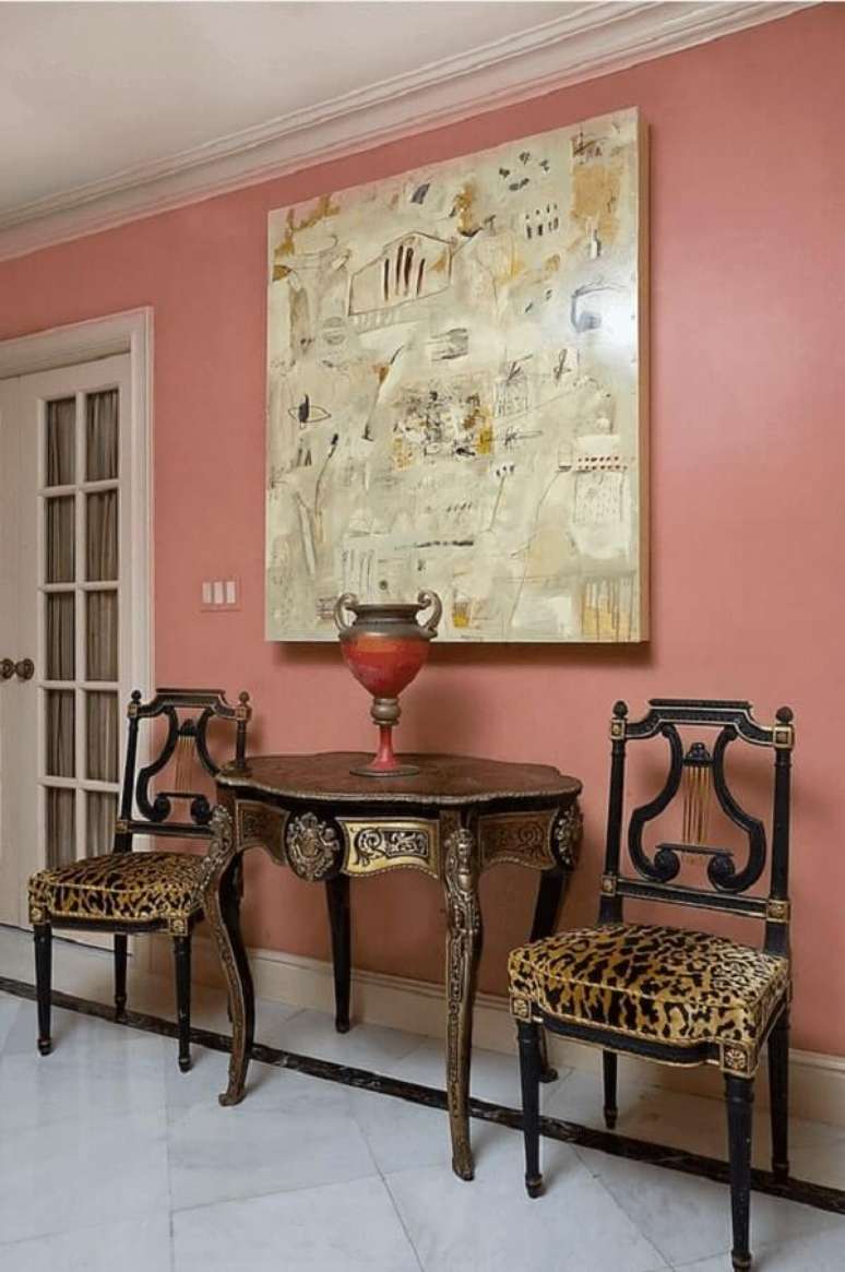 16- A parede da cor salmão complementa a decoração com móveis em preto e dourado. Fonte: FVM com Kelly Souza