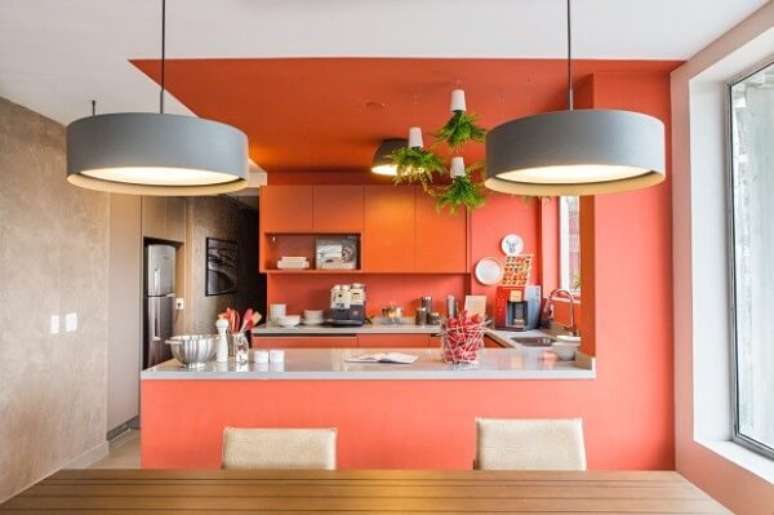 20- No apartamento, a área da cozinha integrada foi pintada com a cor salmão. Fonte: Casa e Jardim