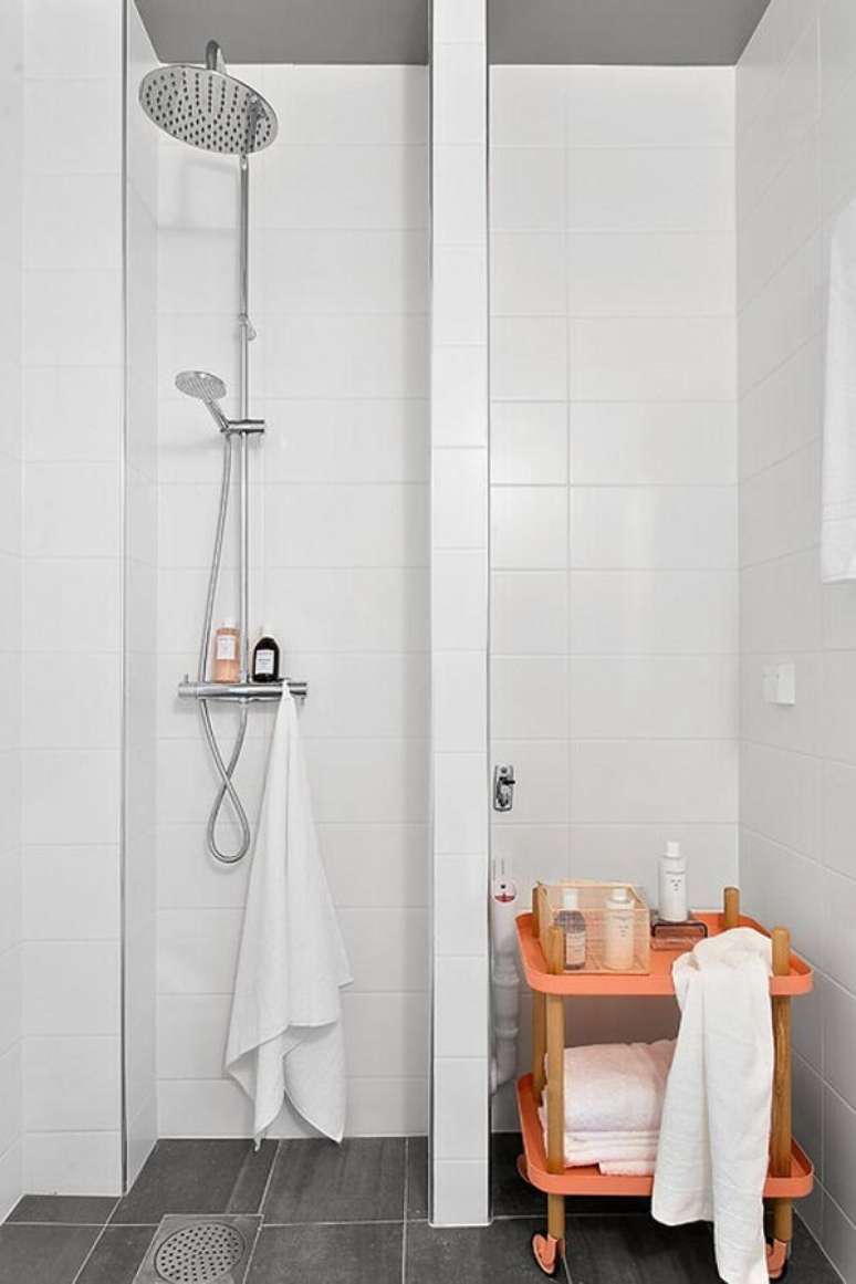 23- No banheiro, o carrinho com toalhas e produtos de higiene é da cor salmão. Fonte: Vrã Homestyling