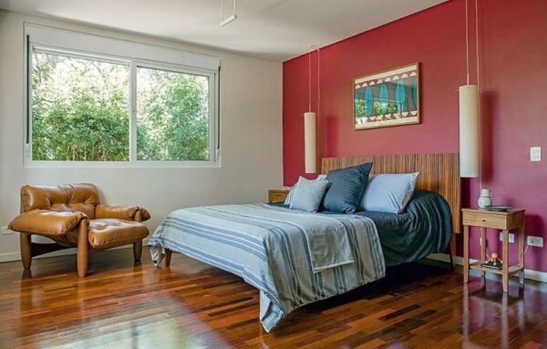 3- No quarto de casal, a cor salmão avermelhado é a tonalidade da parede atrás da cabeceira da cama. Fonte: Hometeka