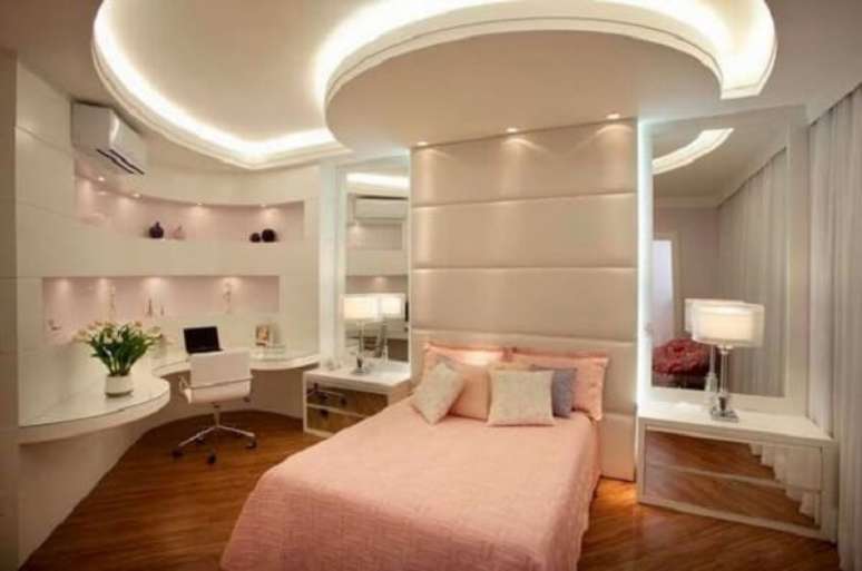 27- O quarto moderno com linhas curvas tem colcha na cor salmão. Fonte: Pinterest