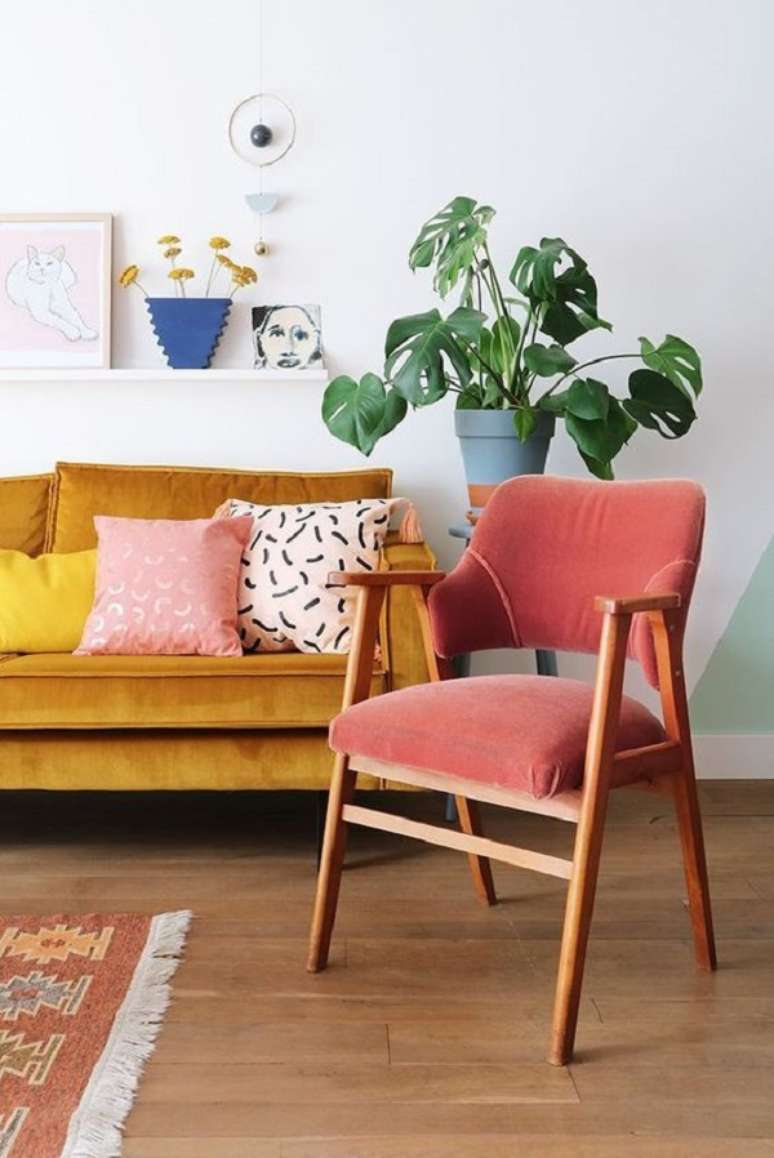 30- A cadeira com estofado na sala de estar tem a cor salmão. Fonte: kelsidaggerbk