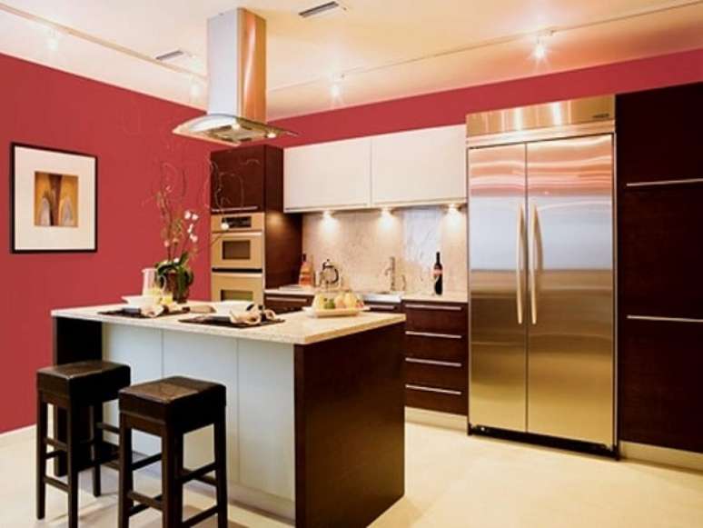 34- Na cozinha moderna, as paredes foram pintadas na cor salmão avermelhada. Fonte: Blog MontaCasa
