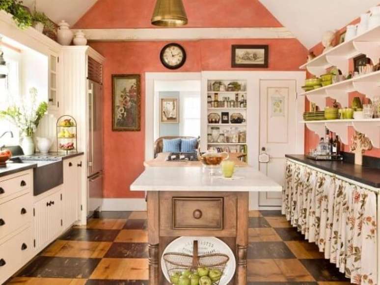 49- Para complementar o estilo da cozinha, as paredes foram pintadas da cor salmão. Fonte: Urban Glamourous