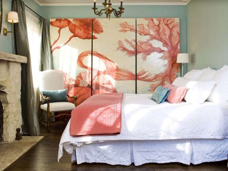 35- O quarto de casal foi decorado nas cores branco, salmão e azul. Fonte: Blog MontaCasa