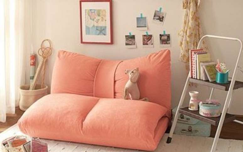 36- Na decoração da sala pequena, o sofá em estilo puff é da cor salmão. Fonte: DecorSalteado