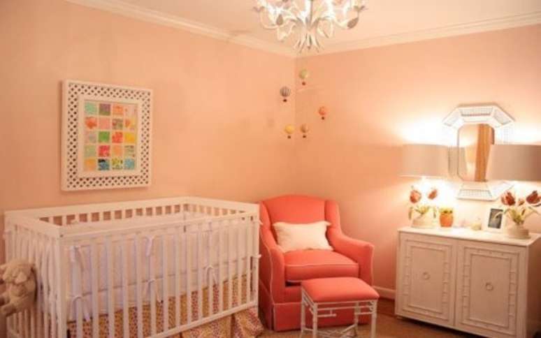 2- O principal significado da cor salmão no quarto de bebê é a felicidade. Fonte: DecorSalteado