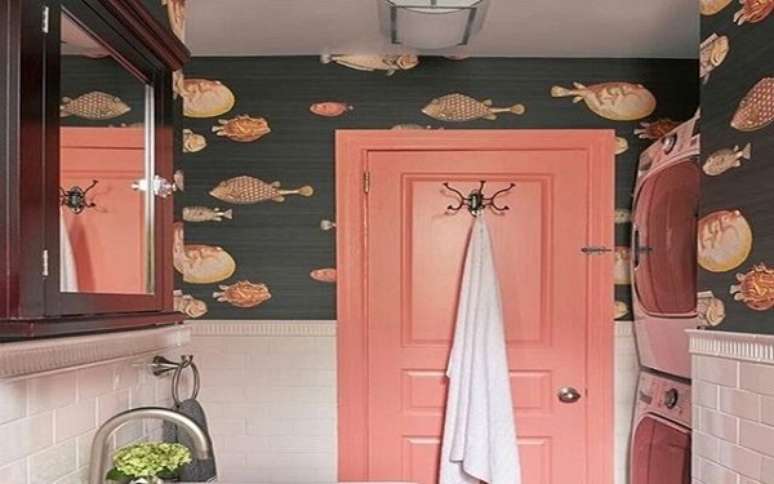 40- A porta do banheiro moderno foi pintada na cor salmão. Fonte: DecorSalteado