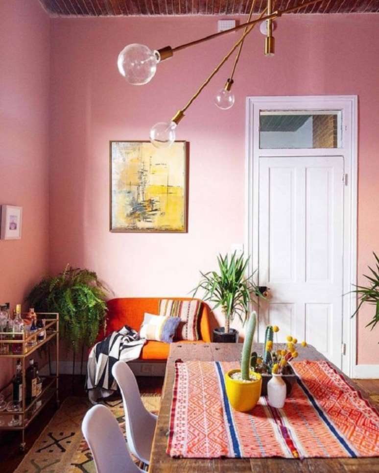 42- As paredes na cor salmão rosada combina com móveis e objetos amarelos. Fonte: Erika Karpuk