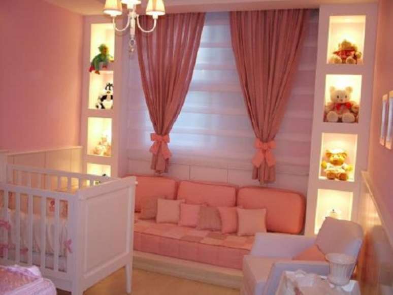 44- As cortinas na cor salmão rosado foram utilizadas na decoração do quarto de bebê da menina. Fonte: Cantinho da Sonia Moura