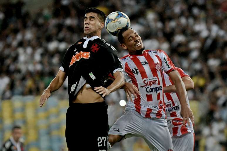 Tiago Reis, do Vasco, e Rodrigo Lobão, do Bangu, em partida válida pelas semifinais da Taça Rio, no estádio do Maracanã, na zona norte do Rio de Janeiro, nesta quinta-feira, 28.