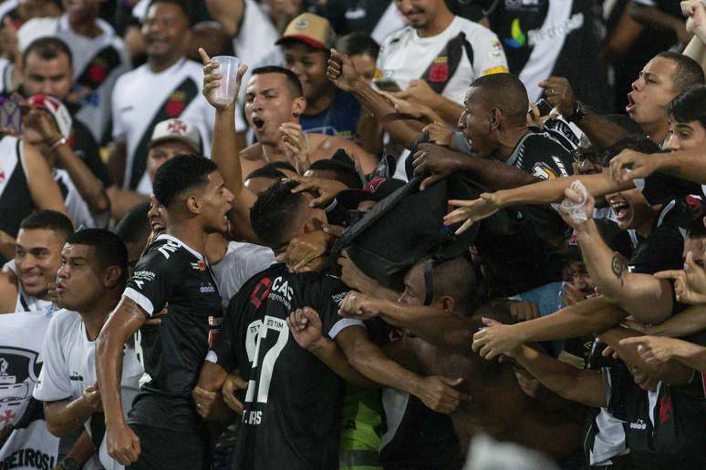 Tiago Reis comemora gol com a torcida durante Bangu x Vasco pela semifinal da Taça Rio (Campeonato Carioca, nesta quinta-feira (28), realizada no Maracanã, no Rio de Janeiro, RJ.