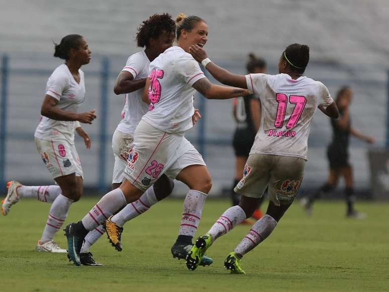 Gláucia comemora gol pelo Santos sobre o Corinthians pelo Campeonato Paulista Feminino 2019