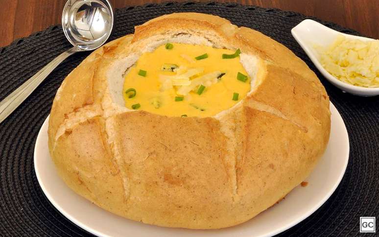 Sopa de abóbora com gorgonzola no pão italiano 

