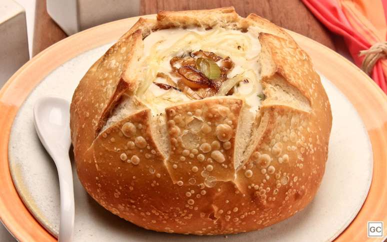 Sopa de alho-poró no pão italiano 
