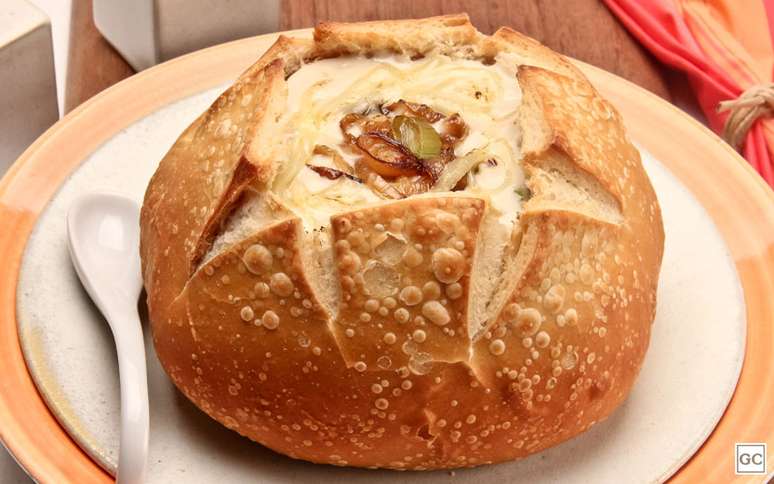 Sopa de alho-por&oacute; no p&atilde;o italiano 
