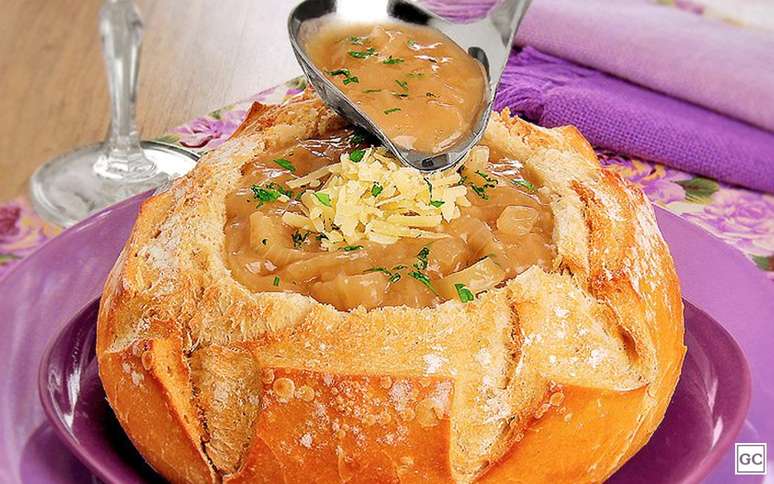 Sopa-creme de cebola no p&atilde;o italiano 
