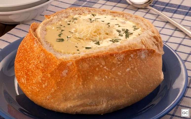 Sopa-creme de mandioquinha no p&atilde;o 
