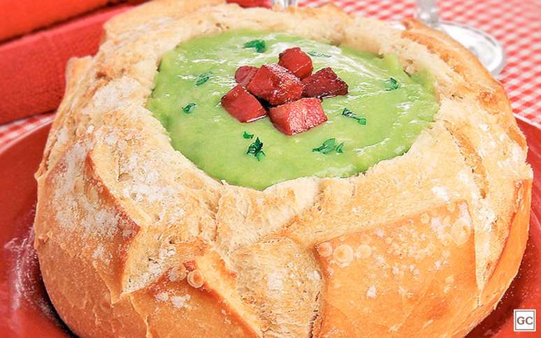 Sopa de ervilha no p&atilde;o italiano 
