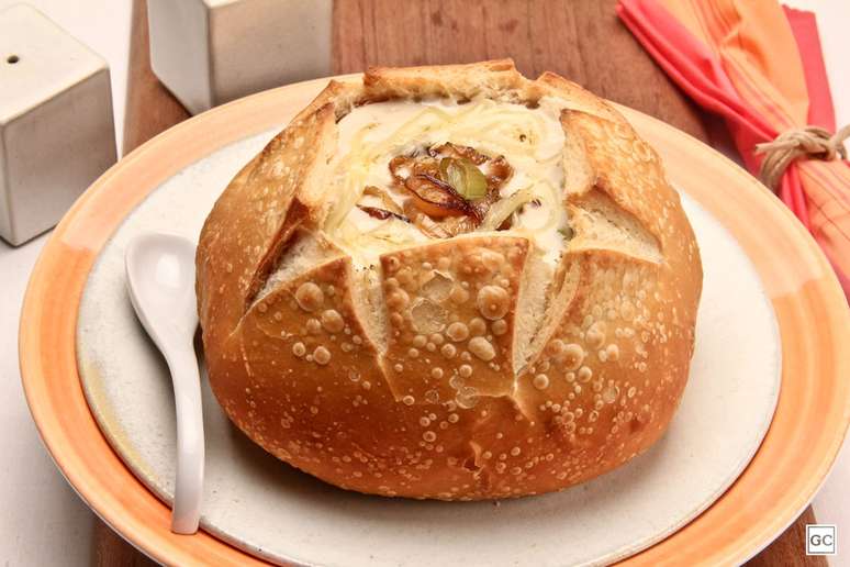7 receitas de sopas no pão para te aquecer