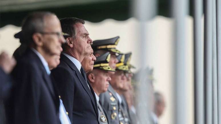 Ala militar do governo Bolsonaro costuma atuar como contraponto a olavistas e evangélicos