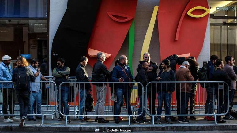 O consumismo continua sendo a base da nossa cultura. Na foto, as pessoas fazem fila para comprar o novo iPhone