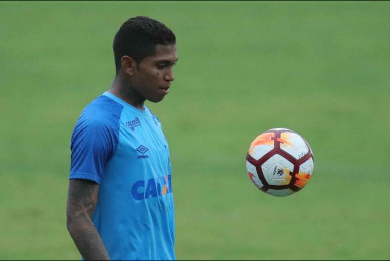 Raniel voltou a trabalhar com o grupo celeste esta semana e será a novidade na relação para o clássico com o Coelho- (Foto: Pedro Vale/AGIF)